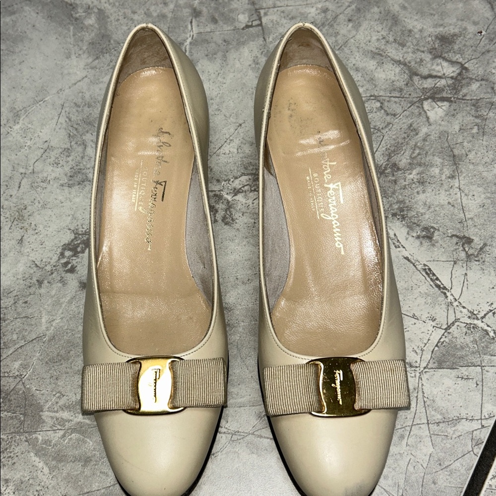 Salvatore Ferragamo Cream Pumps with Gold Accent, vara pump 7B